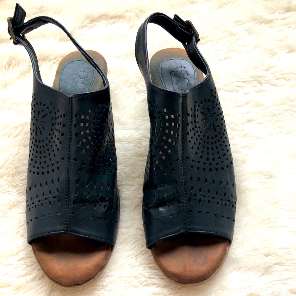 Serene Island Black Sandal Size 8.5